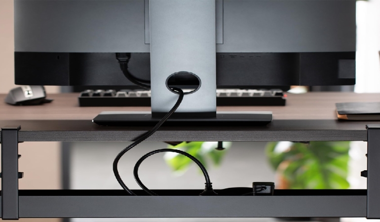 Bilgisayar Masalarında Düzeni Sağlayan Kablo Yönetimi ve Düzenleyici Aparatlar