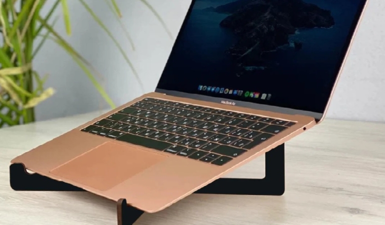 Evden Çalışanlar İçin Konfor Sunan Yüksekliği Ayarlanabilir Laptop Standları