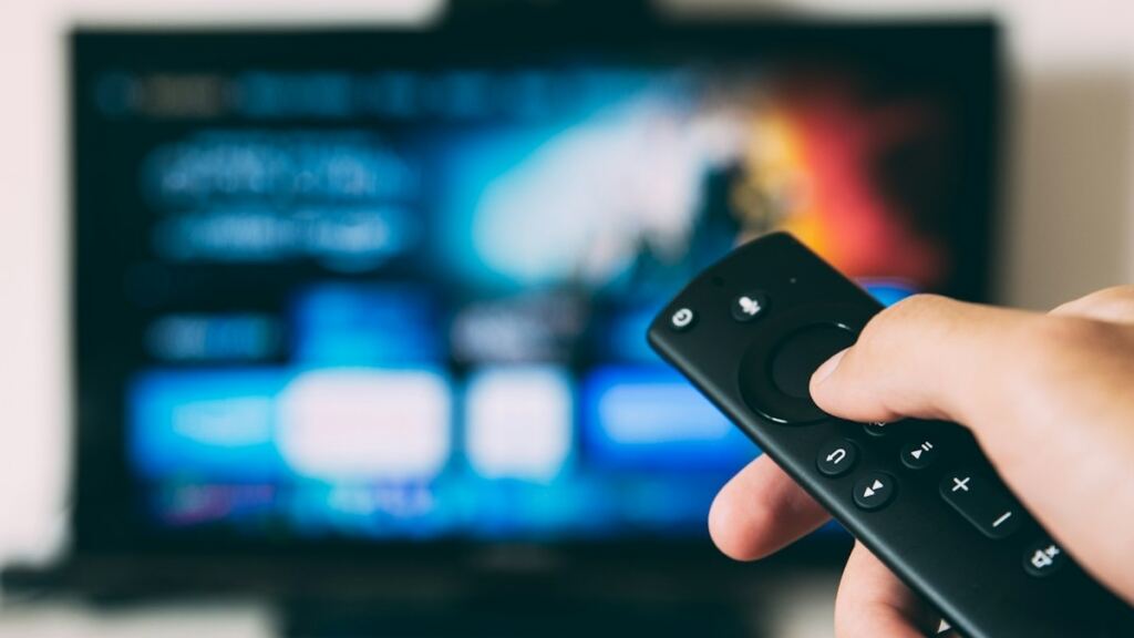 Oturma odasında akıllı televizyon (temsili görsel)