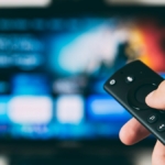 Oturma odasında akıllı televizyon (temsili görsel)