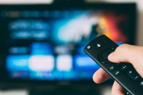 Oturma odasında akıllı televizyon (temsili görsel)
