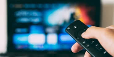 Oturma odasında akıllı televizyon (temsili görsel)