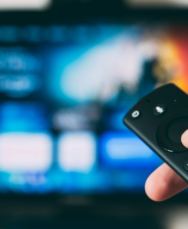 Oturma odasında akıllı televizyon (temsili görsel)