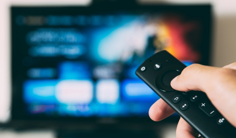 Oturma odasında akıllı televizyon (temsili görsel)