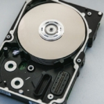 Dizüstü bilgisayarın yanında duran harici disk (temsili görsel)