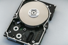 Dizüstü bilgisayarın yanında duran harici disk (temsili görsel)