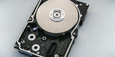 Dizüstü bilgisayarın yanında duran harici disk (temsili görsel)
