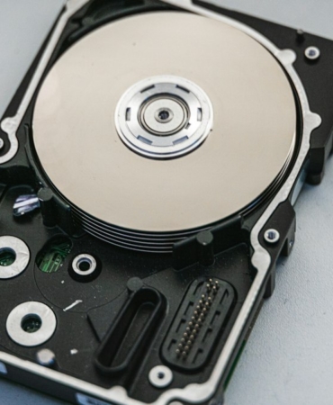 Dizüstü bilgisayarın yanında duran harici disk (temsili görsel)