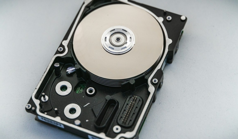 Dizüstü bilgisayarın yanında duran harici disk (temsili görsel)