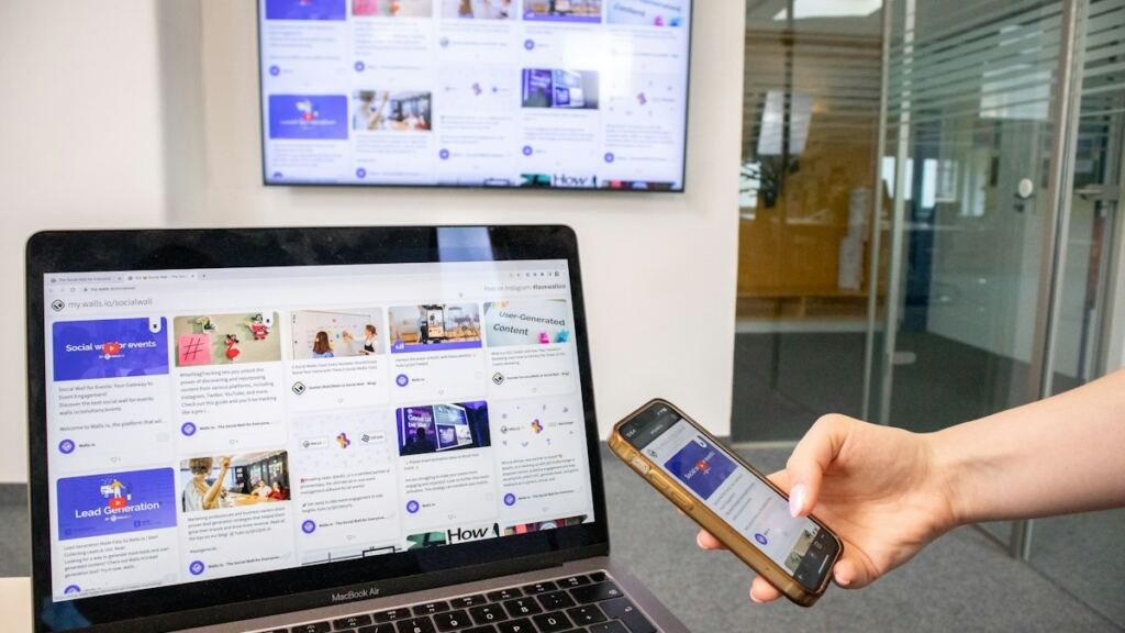 HDMI kablosuyla televizyona bağlanmış dizüstü bilgisayar (temsili görsel)