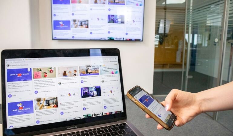 HDMI kablosuyla televizyona bağlanmış dizüstü bilgisayar (temsili görsel)