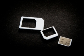 SIM kart tepsisi açık akıllı telefon (temsili görsel)