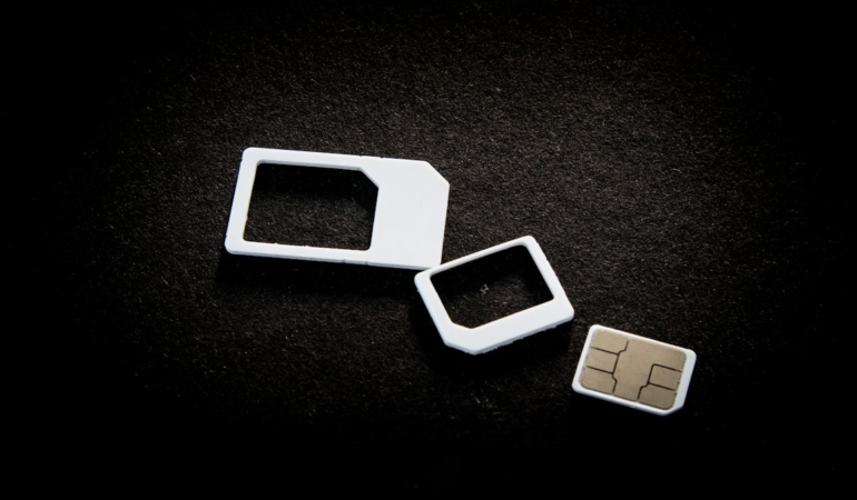 SIM kart tepsisi açık akıllı telefon (temsili görsel)