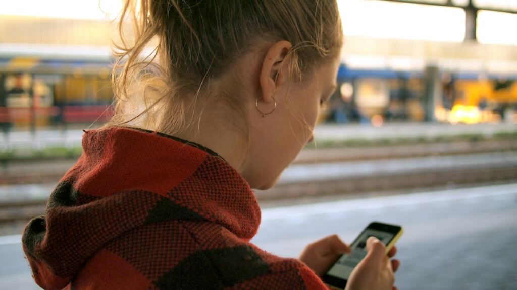 Telefon kullanan çocuk ve yanında ebeveyni (temsili görsel)
