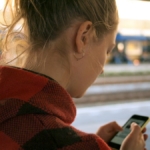 Telefon kullanan çocuk ve yanında ebeveyni (temsili görsel)