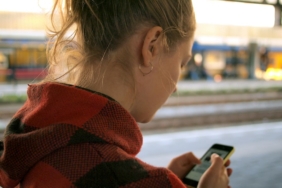 Telefon kullanan çocuk ve yanında ebeveyni (temsili görsel)