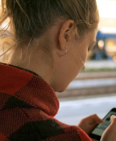 Telefon kullanan çocuk ve yanında ebeveyni (temsili görsel)