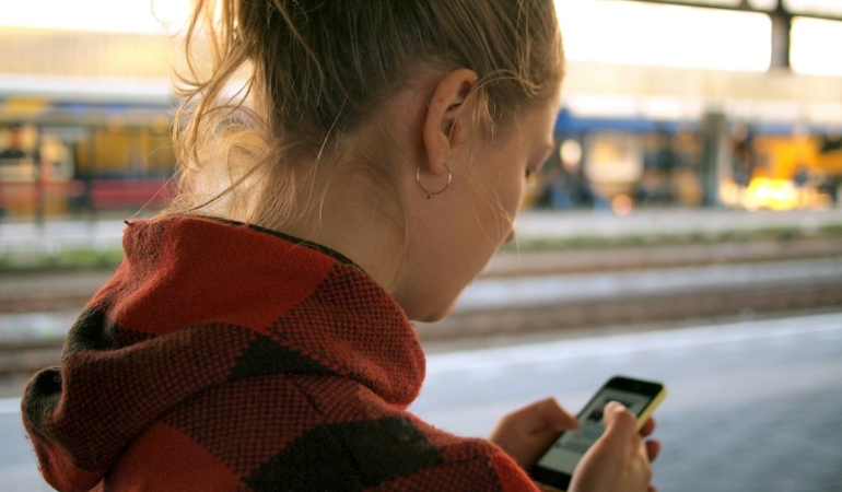 Telefon kullanan çocuk ve yanında ebeveyni (temsili görsel)