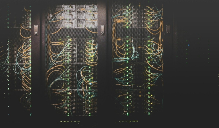 Kablosuz modem ve ağ kabloları (temsili görsel)