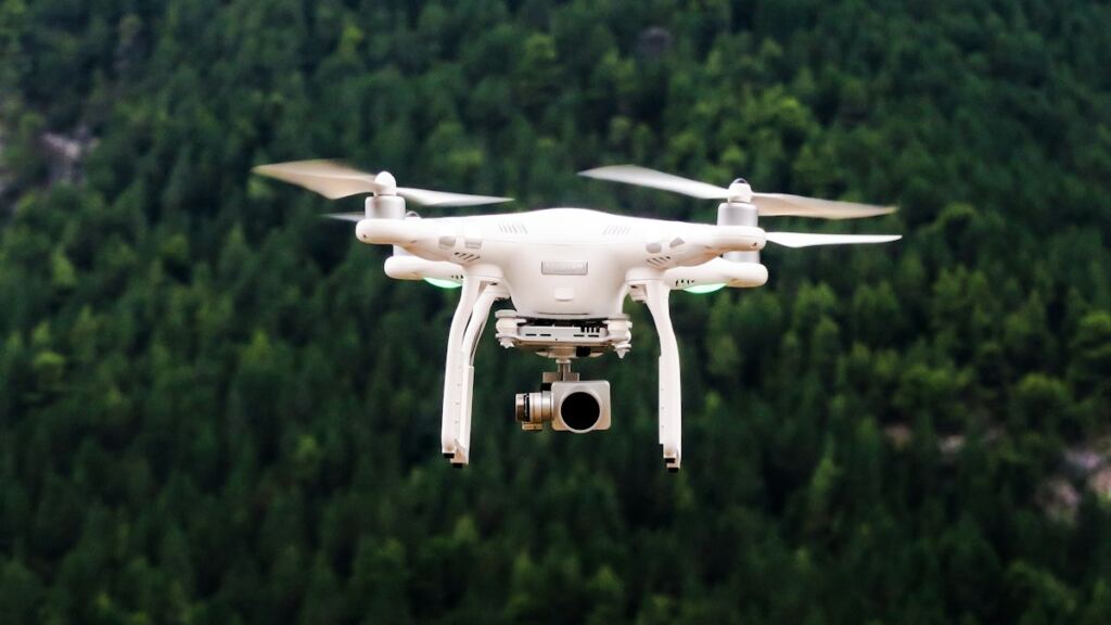 Açık havada uçan kameralı drone (temsili görsel)