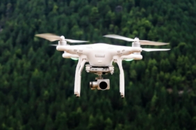 Açık havada uçan kameralı drone (temsili görsel)