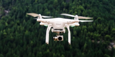 Açık havada uçan kameralı drone (temsili görsel)