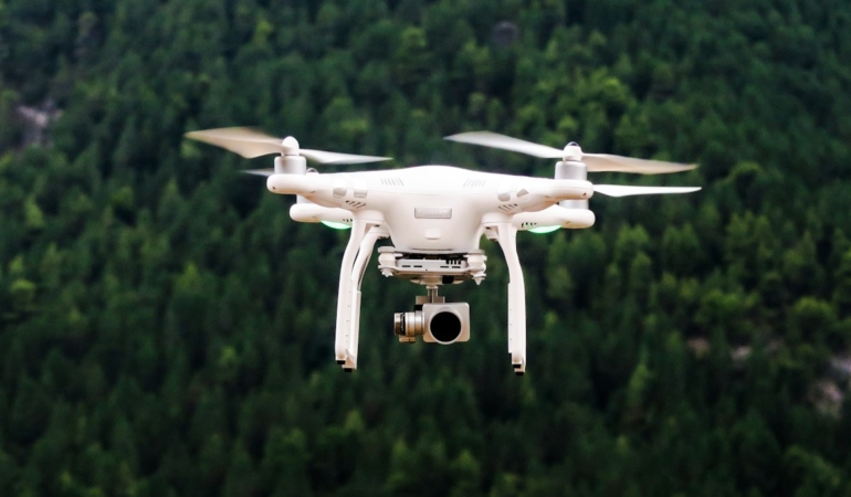 Açık havada uçan kameralı drone (temsili görsel)