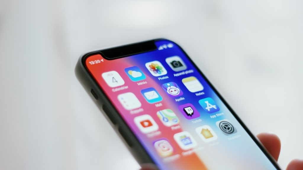 Telefon ekranına koruyucu cam uygulanması (temsili görsel)