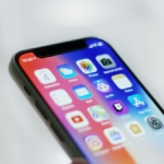 Telefon ekranına koruyucu cam uygulanması (temsili görsel)
