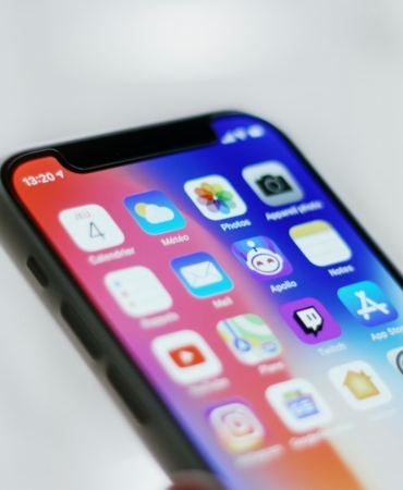Telefon ekranına koruyucu cam uygulanması (temsili görsel)