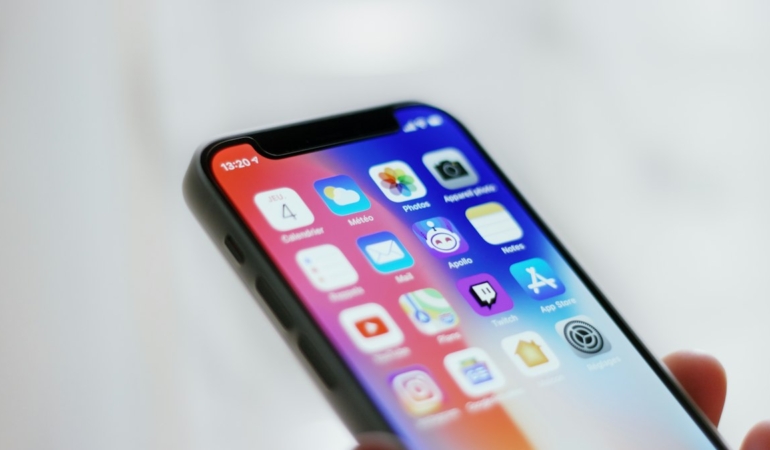 Telefon ekranına koruyucu cam uygulanması (temsili görsel)
