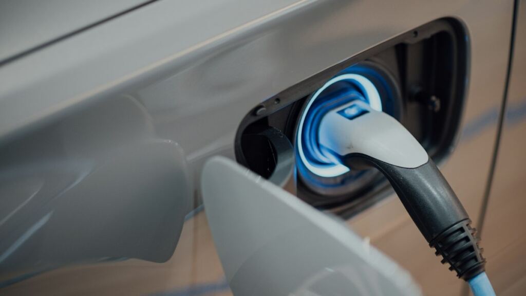 Şarj istasyonunda şarj olan elektrikli araç (temsili görsel)