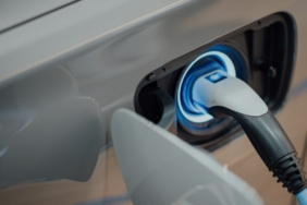 Şarj istasyonunda şarj olan elektrikli araç (temsili görsel)