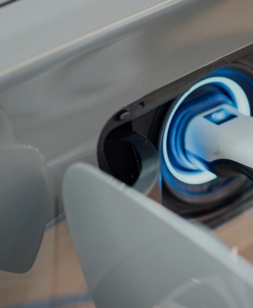 Şarj istasyonunda şarj olan elektrikli araç (temsili görsel)
