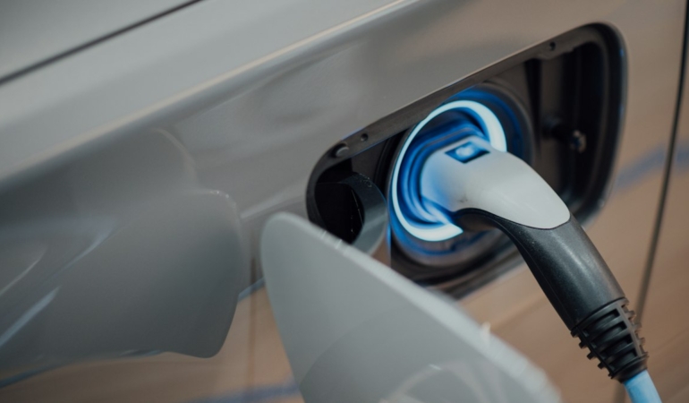 Şarj istasyonunda şarj olan elektrikli araç (temsili görsel)