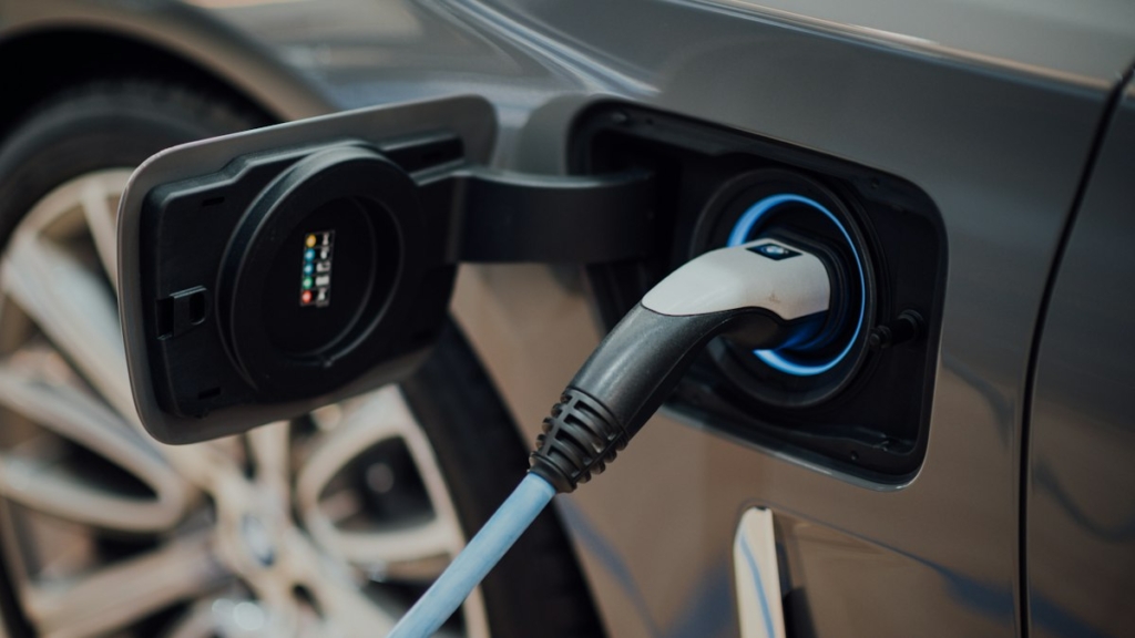 Evde şarj edilen elektrikli otomobil (temsili görsel)