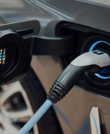 Elektrikli araca takılı şarj kablosu