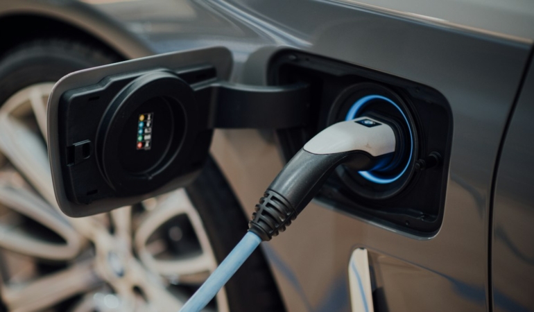 Elektrikli araca takılı şarj kablosu