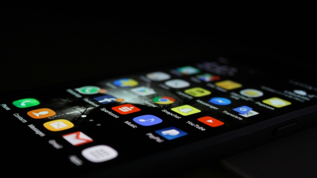 Masada duran gümüş renkli akıllı telefon