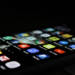 Masada duran gümüş renkli akıllı telefon