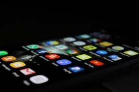 Masada duran gümüş renkli akıllı telefon