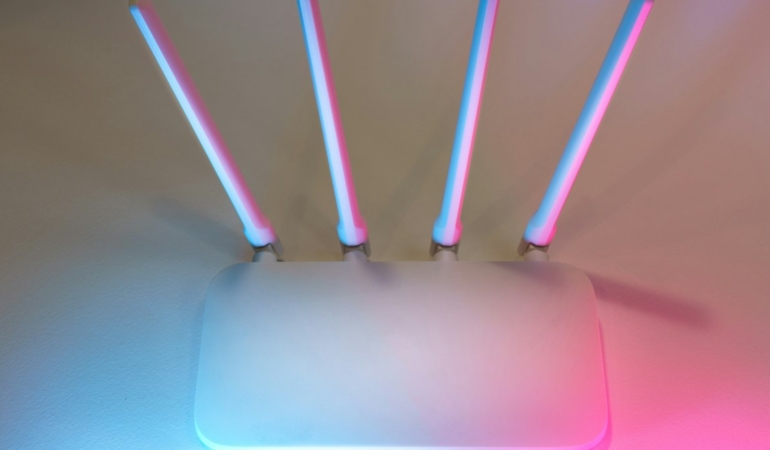 Evin ortasına yerleştirilmiş kablosuz modem (temsili görsel)