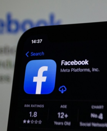 Ekranında Facebook uygulaması görünen cep telefonu