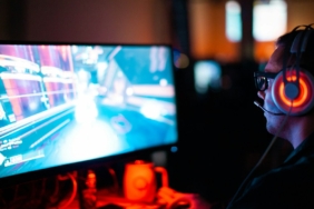 Bilgisayarda FPS türünde oyun oynayan kişi