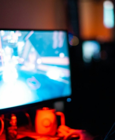 Bilgisayarda FPS türünde oyun oynayan kişi