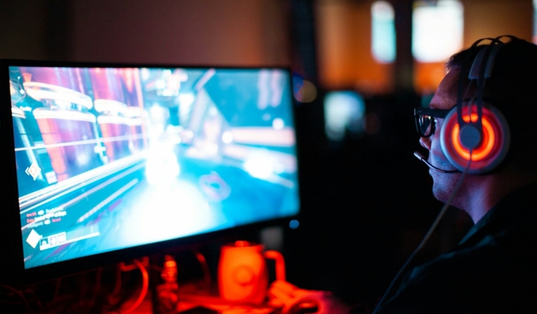 Bilgisayarda FPS türünde oyun oynayan kişi