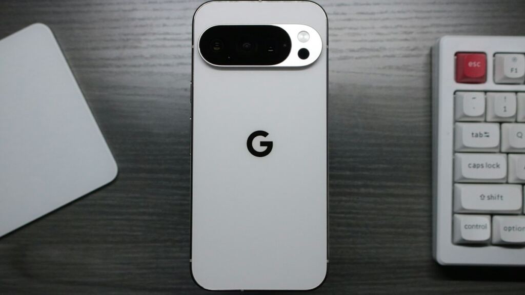 Arka kamera çubuğu olan akıllı telefon (temsili görsel)