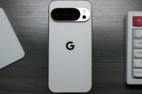 Arka kamera çubuğu olan akıllı telefon (temsili görsel)