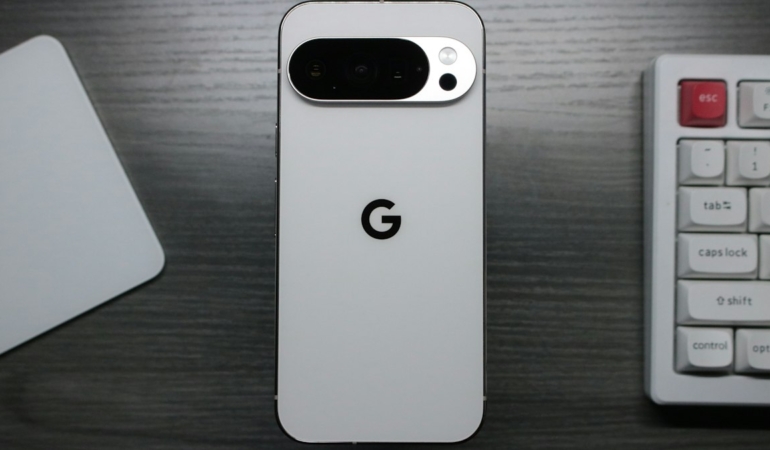 Arka kamera çubuğu olan akıllı telefon (temsili görsel)