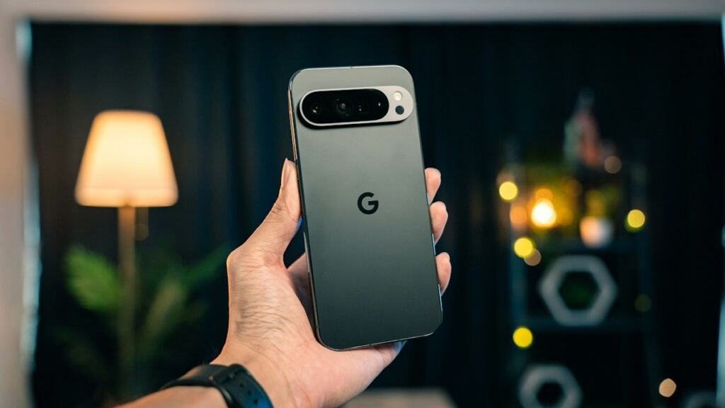 Düz arka yüzeyli orta segment akıllı telefon (temsili görsel)